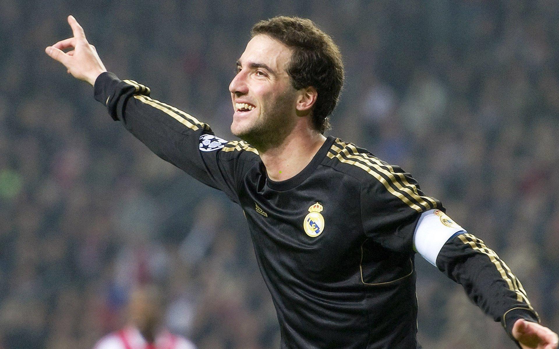 【 爱游戏官网】中超争冠战火爆失控，主裁六黄牌难平乱局，十七分钟争议引爆全场