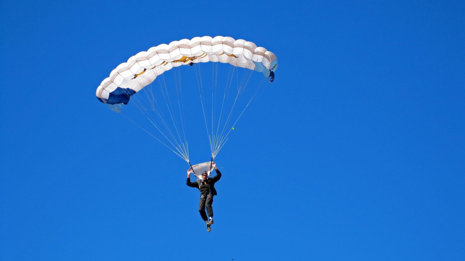 爱游戏|KPL大神圆桌访谈，詹姆斯坚韧如苏烈，露娜飘逸似乔丹，跨界类比引爆竞技话题
